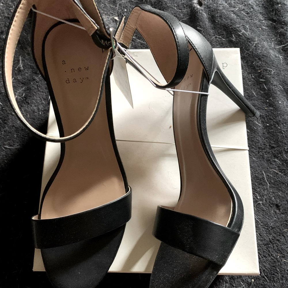 Brand new black set of heels, tags still in place never worn size 8